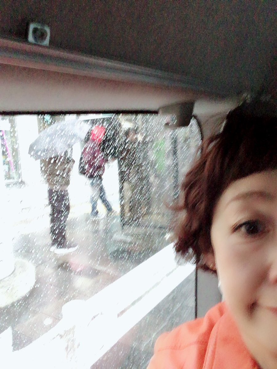 emi_kuniyoshi's tweet photo. 撮影で早朝の青山にやってきました。が、あいにくの雨です。
#表参道 #撮影 #ロケバス https://t.co/WEy9Ohe7uH