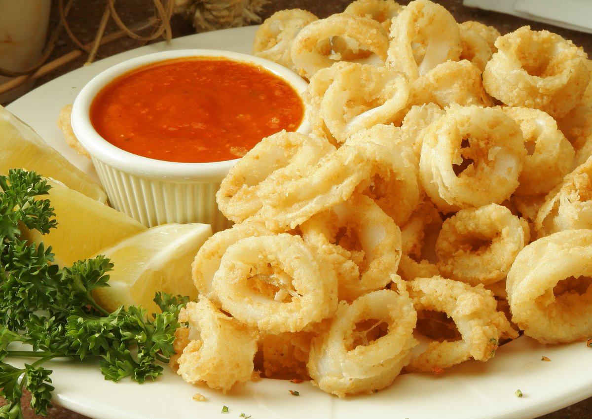 For a crispy, delicious fried calamari thoroughly coat each ring in seasoned flour or fine seasoned bread crumb. Fry in plenty of vegetable oil at 350 degrees Fahrenheit (do not crowd) for approximately 3 minutes. Shake off oil and serve. Squeeze fresh lemon.