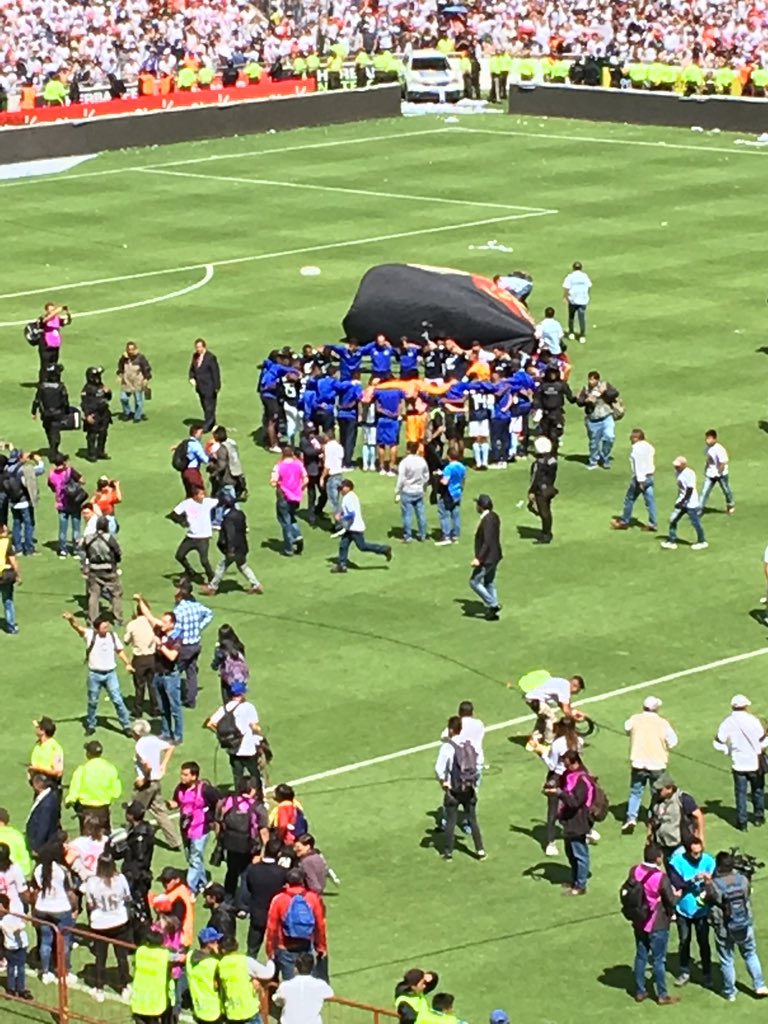 Hincha_Azul's tweet photo. TE AMO EMELEC

Pese a perder la final, el equipo muestra unión y amor al club https://t.co/XylXYcjlGl