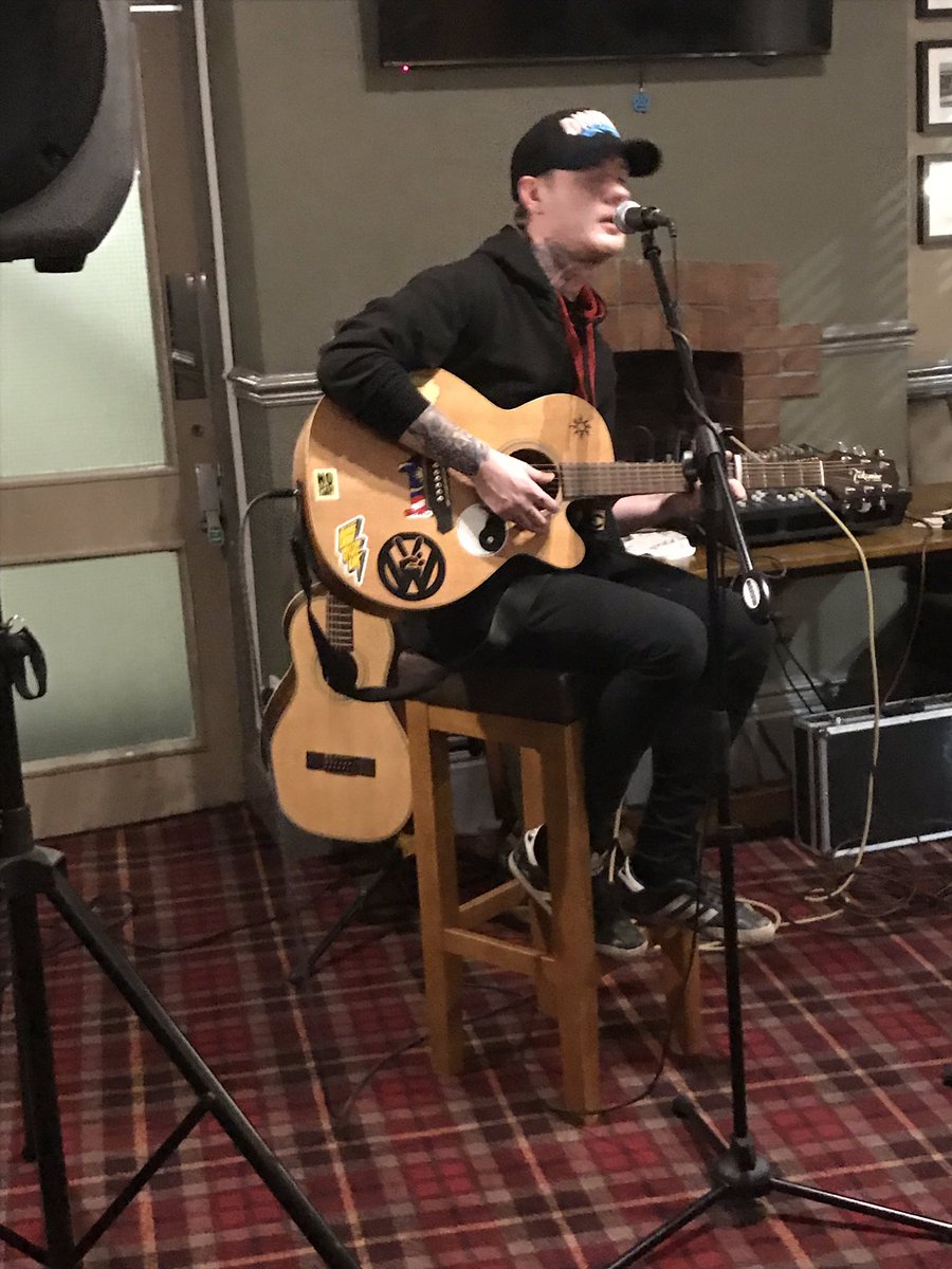 Finishing a cracking afternoon of music of <a href="/thedonnyleopard/">Doncaster Leopard</a> <a href="/DonnyMusicians/">Donny Songwriters</a> #xmas2018 session is Liam Walker #doncasterisgreat