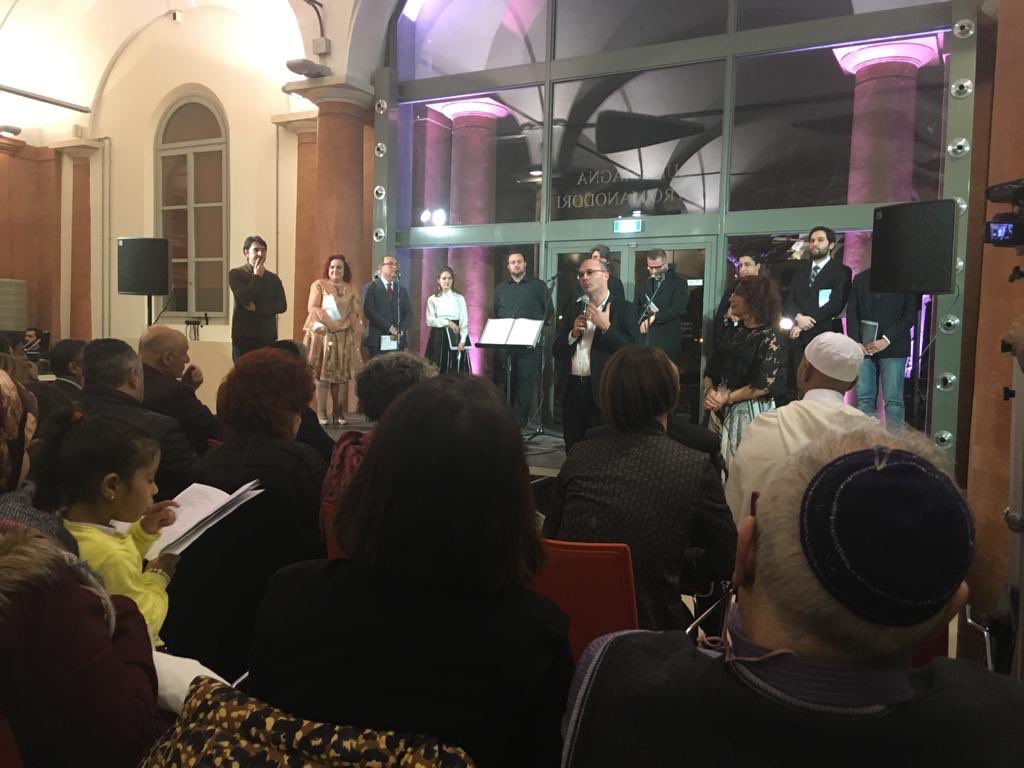 Tre religioni.Un dialogo.Un messaggio di pace attraverso la musica.E’ accaduto oggi a #ReggioEmilia.Col canto ebraico quello cristiano e quello musulmano.Insieme sullo stesso palco.Certe cose non succedono per caso.Accadono nelle città che sono mature per questo.