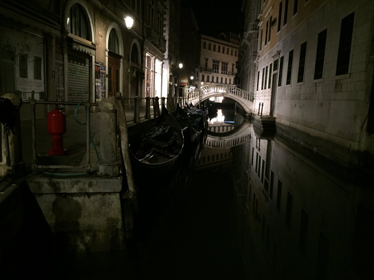 FrioFlu's tweet photo. Il silenzio che di notte 
assorda i nostri passi
leggeri come i sospiri
che tratteniamo avidi
in attesa dell’alba. https://t.co/Qr9b8QnsAF