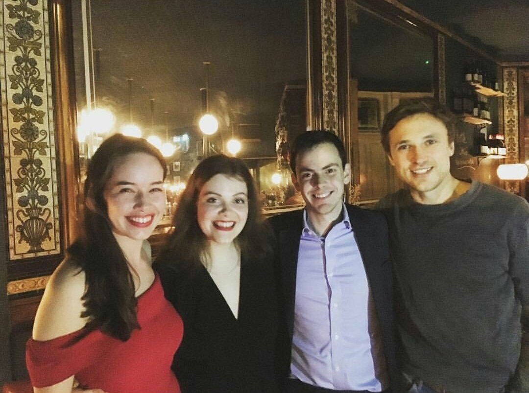 Los hermanos Pevensie reunidos después de años. 
Mi yo de 9 años está llorando, y el de 22 también.