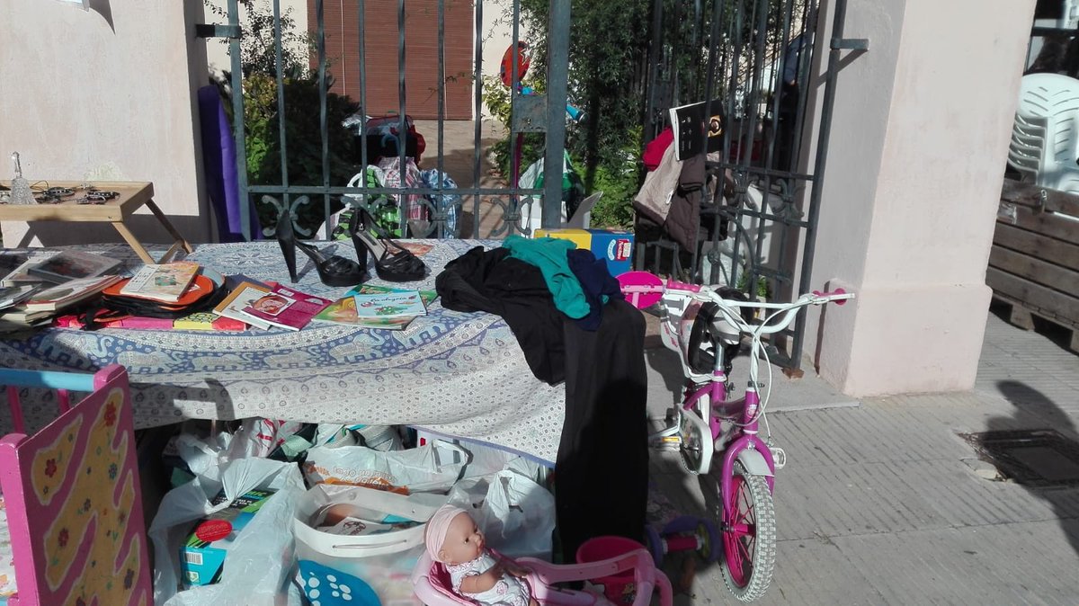 ca_saforaui's tweet photo. No tenim paraules per agrair l'enorme solidaritat que ens ha mostrat avui el poble de Potries durant el mercat de nadal.

Ens heu desbordat. Mil gràcies per ajudar-nos a repartir il·lusió.

Que visquen els pobles de la Safor i la seu gent solidària! https://t.co/TXzOYzpKyi