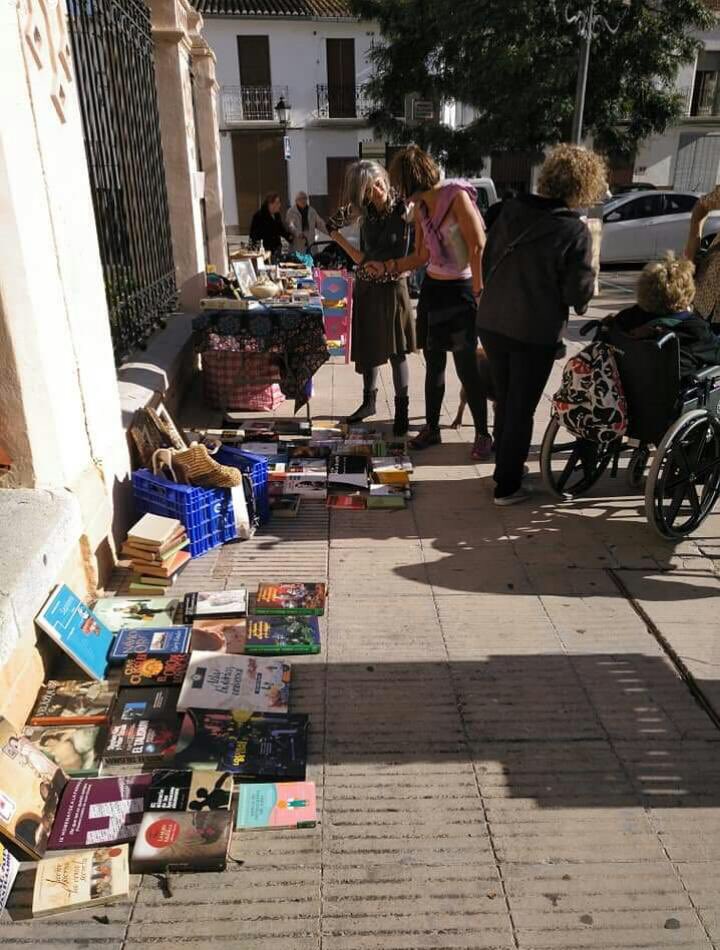 ca_saforaui's tweet photo. No tenim paraules per agrair l'enorme solidaritat que ens ha mostrat avui el poble de Potries durant el mercat de nadal.

Ens heu desbordat. Mil gràcies per ajudar-nos a repartir il·lusió.

Que visquen els pobles de la Safor i la seu gent solidària! https://t.co/TXzOYzpKyi