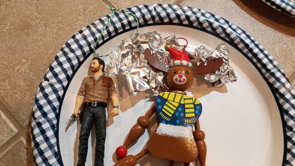 coder_rage's tweet image. Fixing ornaments. Using tin foil to hold things in place because they just keep moving where I don't want them to go. Ghost Tables IRL. #emailgeeks @KevinMandeville