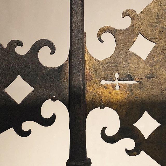 plbhalbert's tweet photo. Wrought iron halberd head with black and yellow paint, Massachusetts, 1725-1750 #halberd #hallebarde #halbert #polearm #iron #wroughtiron #metal #blacksmith #metalart #blade #sharp #armsandarmor #axe #pole #halberdier #sergeant #massachusetts #newengland… https://t.co/pH7xsZi4kV https://t.co/2XeELETiaX