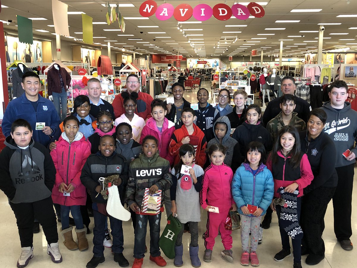 carlangas208's tweet photo. #T2078 hosting shop with the cops!! Thank you Chicago PD #target #Holidaydomination #Targetcommunity https://t.co/FyPDoUWusV