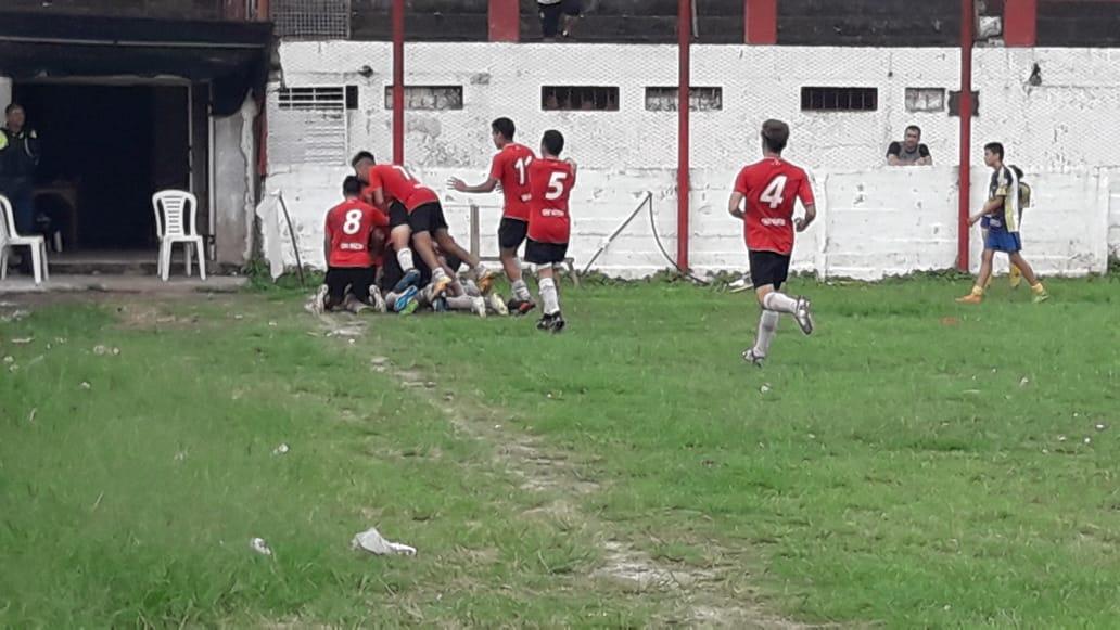 CASMOficial's tweet photo. 🔴⚪#Inferiores #Cat2001

¡GOOOL DE SAN MARTÍN!

Agustín Prokop pone el 1-0 para el albirrojo, a los 15' del complemento.

San Martín 1-0 CEF 18

⚽️#VamosCiudadela https://t.co/POfx4WWvz1