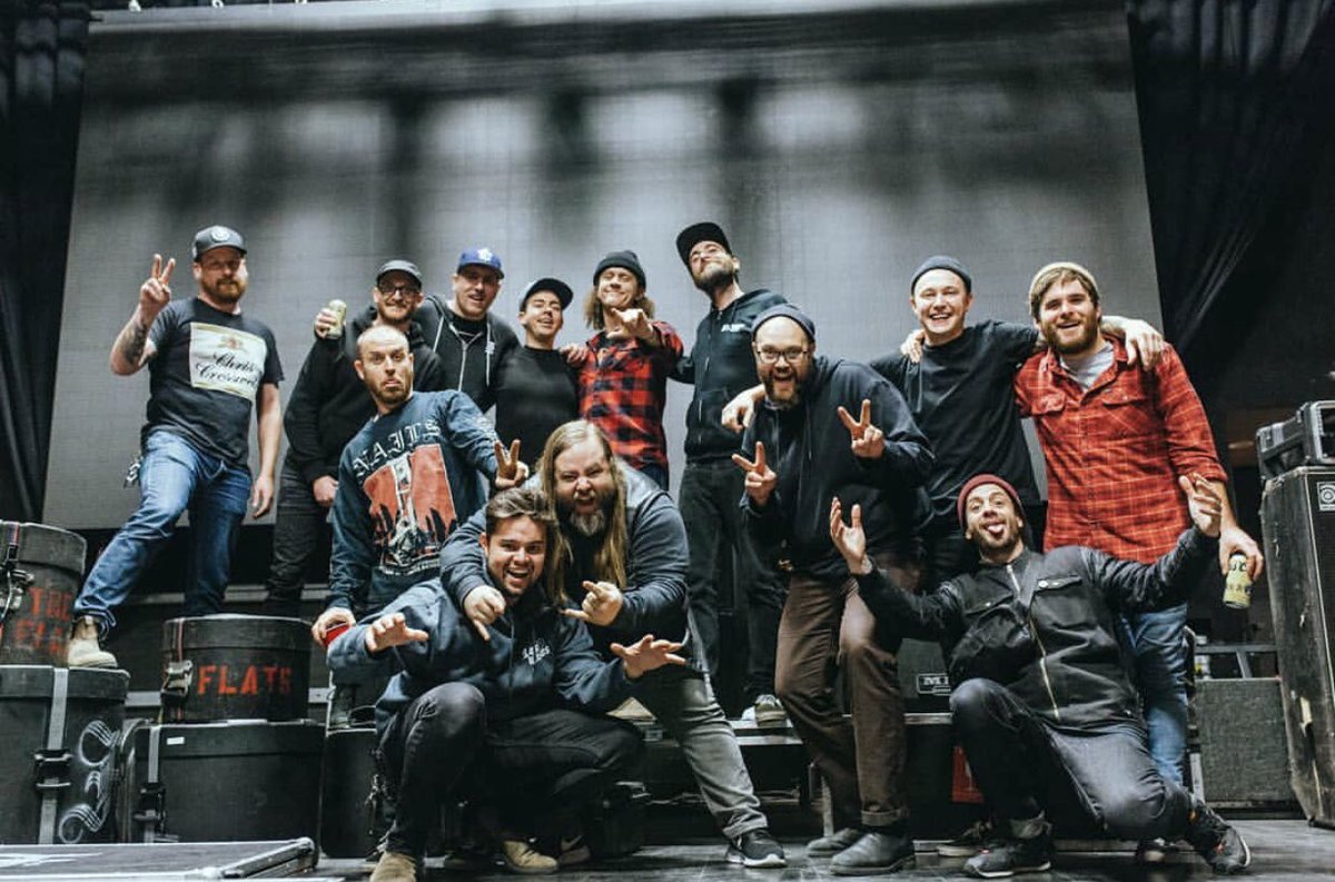 theflatliners's tweet photo. What a way to end the year! We had such a blast riff-rolling around with our longtime buds @cancerbats & and new crüe @heartattackkids! 🐺🦇💔
⚡️KEEP IT CRANKED⚡️
#FlatsnBatsnHeartAttacks #InvitingLight #MassCandescence
📷: @alxznderL https://t.co/KQYn3x2i7t