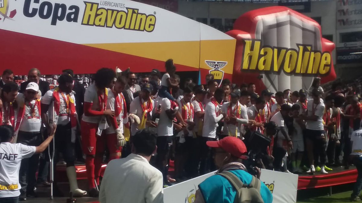 RadioHuancavilk's tweet photo. MOMENTO SUBLIME: 

LDUQ, Festejos, Reacciones, y el momento donde le dan el trofeo que lo proclaman Campeón https://t.co/7R9zNZPTeG https://t.co/NDxOxb57uh