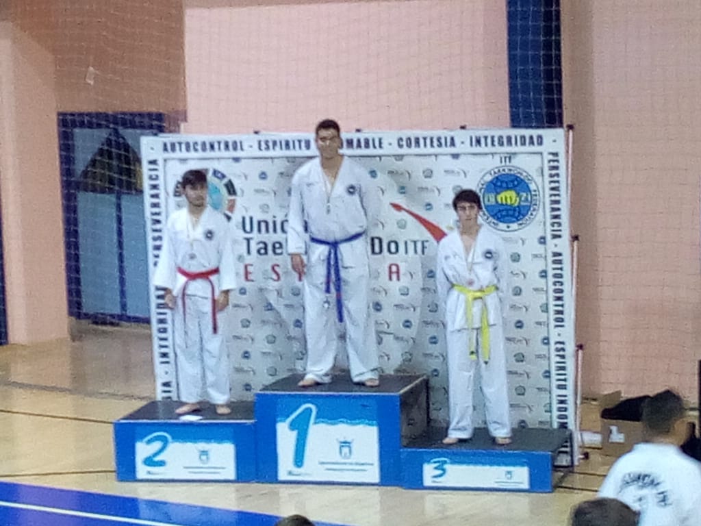 Alumnos del IES Belén participan en el XII Torneo Navideño de Taekwon-do ITF en Algeciras. Han conseguido 2 medallas de oro, 4 de plata y 1 de bronce. ¡Enhorabuena!