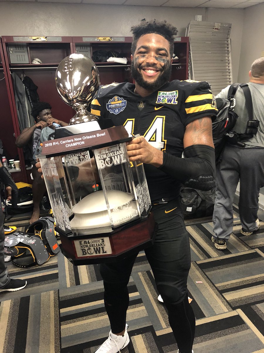 FLO____44's tweet image. Hand getting heavy 💍💍💍💍 #Backtobacktobacktoback