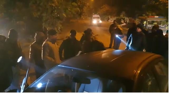 #NoidaPolice ~ थाना-नॉलेज पार्क क्षेत्र में बदमाश Ford Figo Aspire गाड़ी लूट कर भागे, चेकिंग के दौरान पुलिस व बदमाशों के बीच मुठभेड़ में दो बदमाशों जतन व राजेश के गोली लगी घायल/गिरफ्तार, कब्जे से गाड़ी व अवैध असलहा बरामद। अन्य 02 बदमाश फरार जिसके लिए कांबिंग जारी है <a href="/Uppolice/">UP POLICE</a>