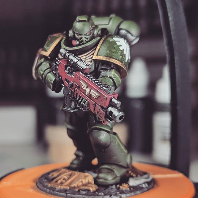 FauxHammerBlog's tweet photo. Live paint, right. That's it for the evening. Feel like I'm turning this to shit. Had pun trying out some new stuff though. Thanks for following on #WarMongers #MiniPainting #PaintingWarhammer #Warhammer40k #Warhammer #FauxHammer #FauxHammerDotCom #FauxHammerBlog https://t.co/MgnObWUkU5