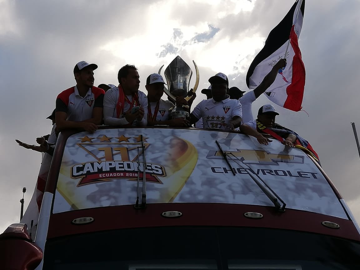 AreaDeportivaFM's tweet photo. ¡Lista la caravana con los campeones del 2018!

¡Se viene el festejo de @LDU_Oficial en la Universidad Central!

Informa: @Jeanpivillam https://t.co/KtZMRqEVy0