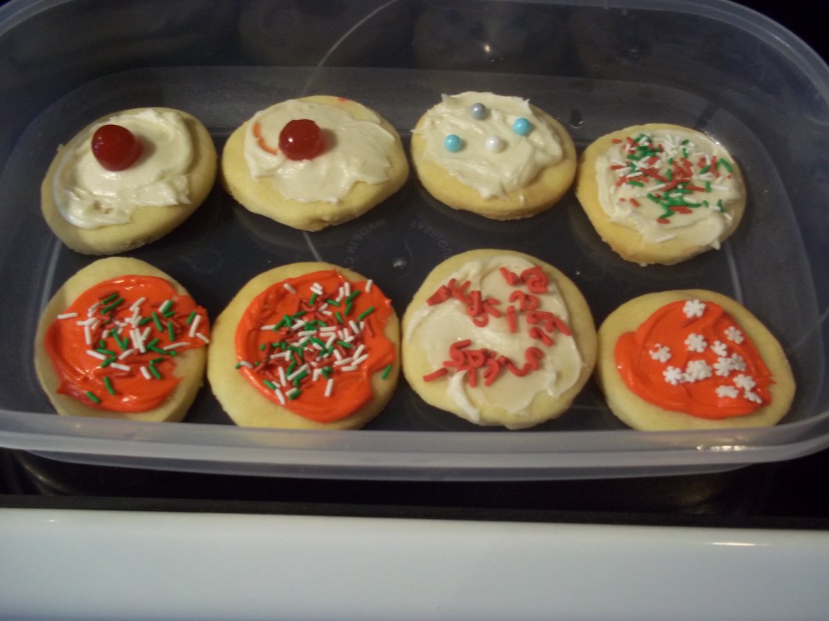 KrystleManning2's tweet photo. Made some Christmas shortbread cookies.🎅🎄❄⛄🍪 #Christmasshortbreadcookies #Christmascookies #cookies #sprinkles #whiteicing #redfoodcoloring #redicing #Christmasdesert #Christmastoppings #cherries https://t.co/ITrG0uYBB8