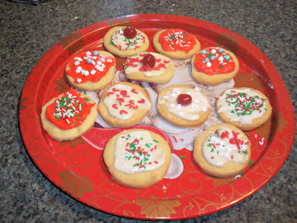 KrystleManning2's tweet photo. Made some Christmas shortbread cookies.🎅🎄❄⛄🍪 #Christmasshortbreadcookies #Christmascookies #cookies #sprinkles #whiteicing #redfoodcoloring #redicing #Christmasdesert #Christmastoppings #cherries https://t.co/ITrG0uYBB8