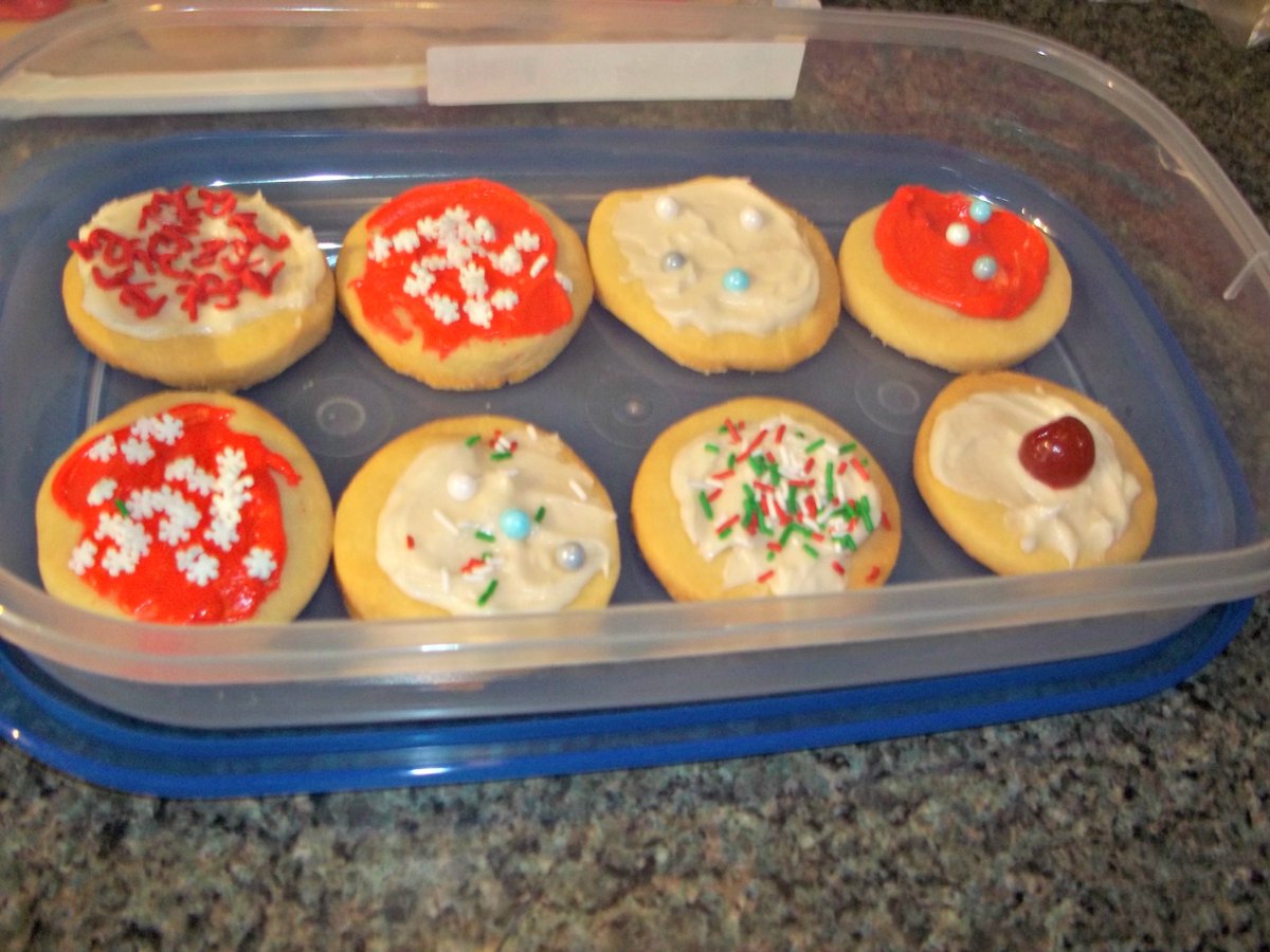 KrystleManning2's tweet photo. Made some Christmas shortbread cookies.🎅🎄❄⛄🍪 #Christmasshortbreadcookies #Christmascookies #cookies #sprinkles #whiteicing #redfoodcoloring #redicing #Christmasdesert #Christmastoppings #cherries https://t.co/ITrG0uYBB8