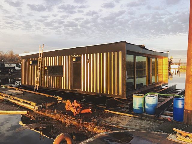 Check out the early shots of our HO4+ which will be a float home. Call it a Honomofloat?? More shots to come in coming weeks! #modern #sustainable #modular #honomobo #floathouse #oregon #honomofloat #container #home #design #architecture #wood #steel #gl… ift.tt/2EyVWDv