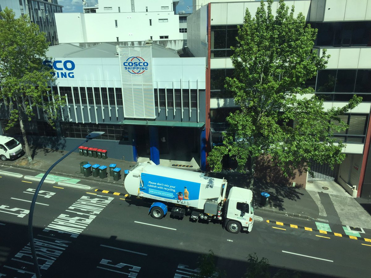 HoughtonSd's tweet photo. This is what Nelson Street looks like at 10:28am on a Monday. Traffic-free but lots of deliveries still happening. How about 2019 brings an off-peak loading zone to keep trucks off the footpath and cycleway? #excesscapacity #moreusemoreofthetime #CompleteStreets https://t.co/bbQ5emEmeU