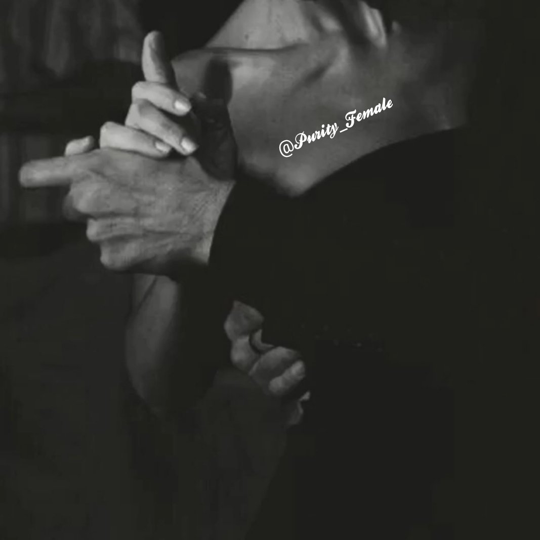 شخص لا يذهب من أمام عيني 
أشتاق إليه كثيرا ولو كان بجانبي 
تختبئ تفاصيله بداخلي
من ابتسامة ثغره ، وعمق عينيه ، و هدوء خطوته
ذاك الذي يحبني لاخر عمره 
سقط لي من سماء كالنجوم 
هدية لقلبي 
#نقاء_انثى
#طفلة_الحب 
#قَبّـلَةُ_آلَنٌوُرَ