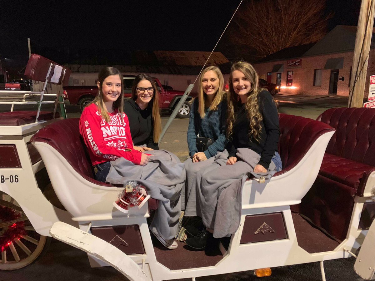 CodiWren's tweet photo. Had a good night with some great friends @lolitsmacii @Kmaulden25 @KayleeCossey https://t.co/6Y55DlasNS