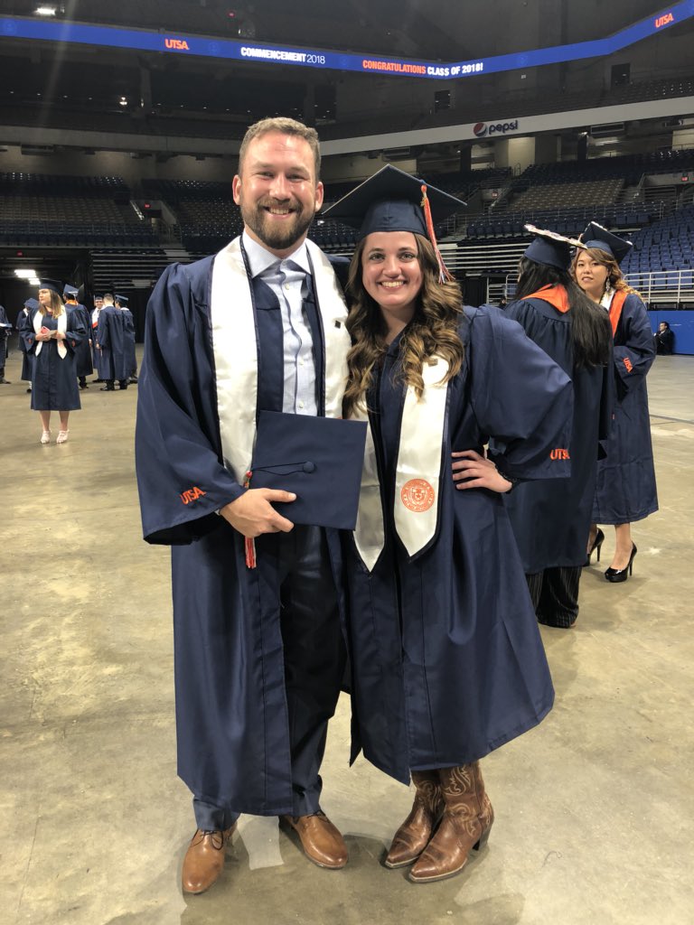 UTSA's tweet image. These ‘Runners are about to become UTSA Alumni and we could not be more hyped 👏🏼🔸🎓🔹 #UTSA #UTSAGrad18