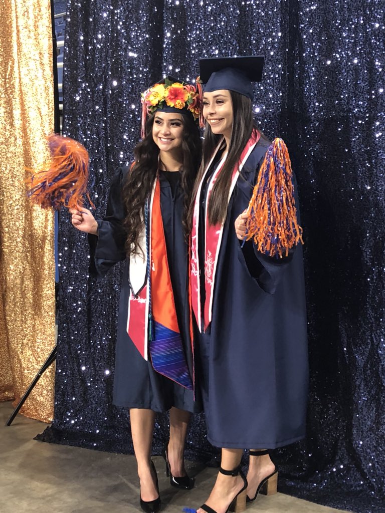 UTSA's tweet image. These ‘Runners are about to become UTSA Alumni and we could not be more hyped 👏🏼🔸🎓🔹 #UTSA #UTSAGrad18