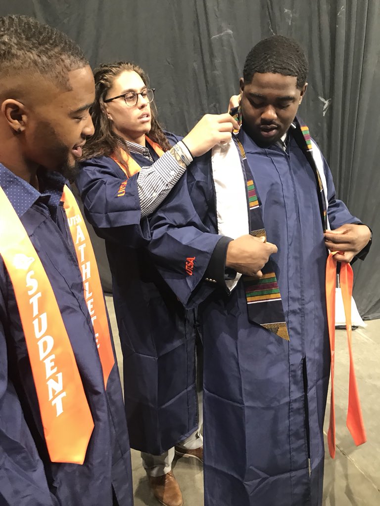 UTSA's tweet image. These ‘Runners are about to become UTSA Alumni and we could not be more hyped 👏🏼🔸🎓🔹 #UTSA #UTSAGrad18