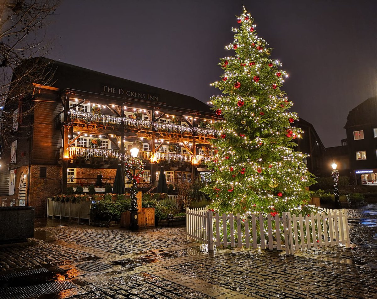 It's beginning to look a lot like Christmas...@DickensInn1 #stkatharinesdock #london #ChristmasTree #londonchristmas #dickensinn