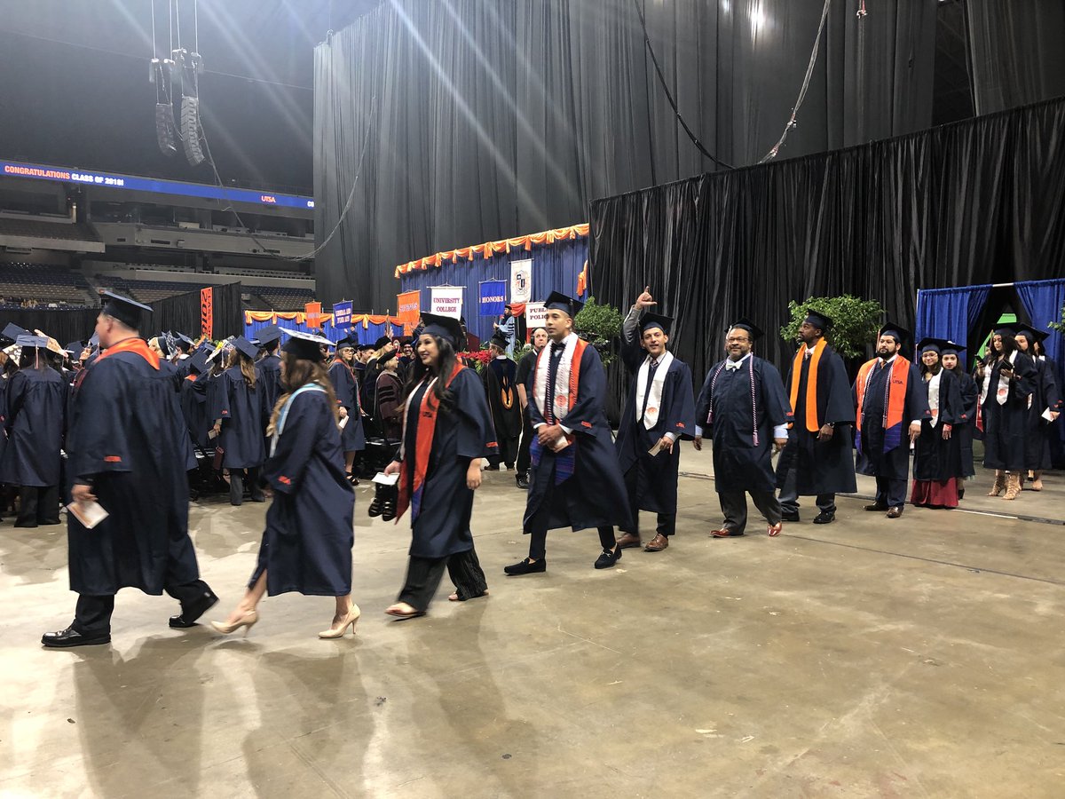 UTSA's tweet image. Commencement starts NOW, ‘Runners 🔹🔸All your hard work pays off today 🎓 #UTSA #UTSAGrad18