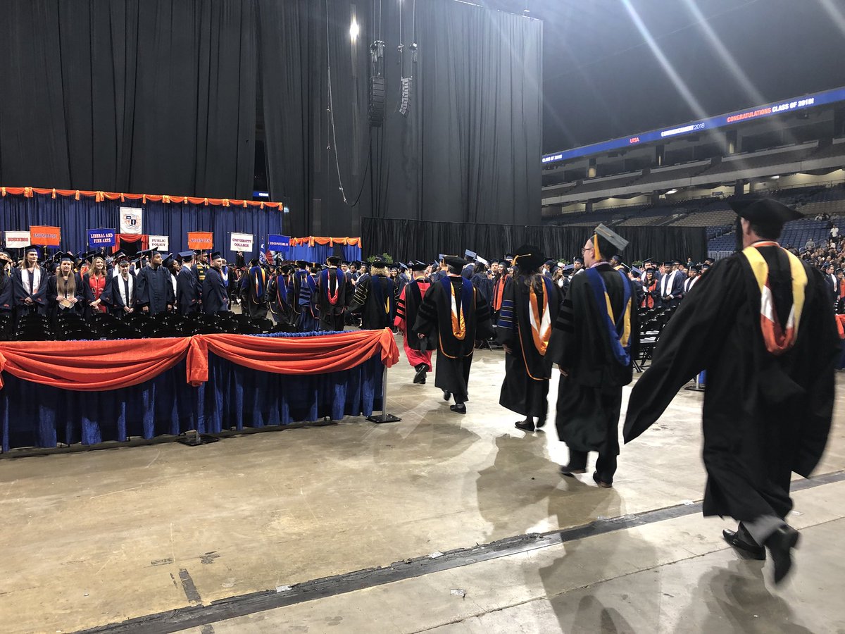 UTSA's tweet image. Commencement starts NOW, ‘Runners 🔹🔸All your hard work pays off today 🎓 #UTSA #UTSAGrad18