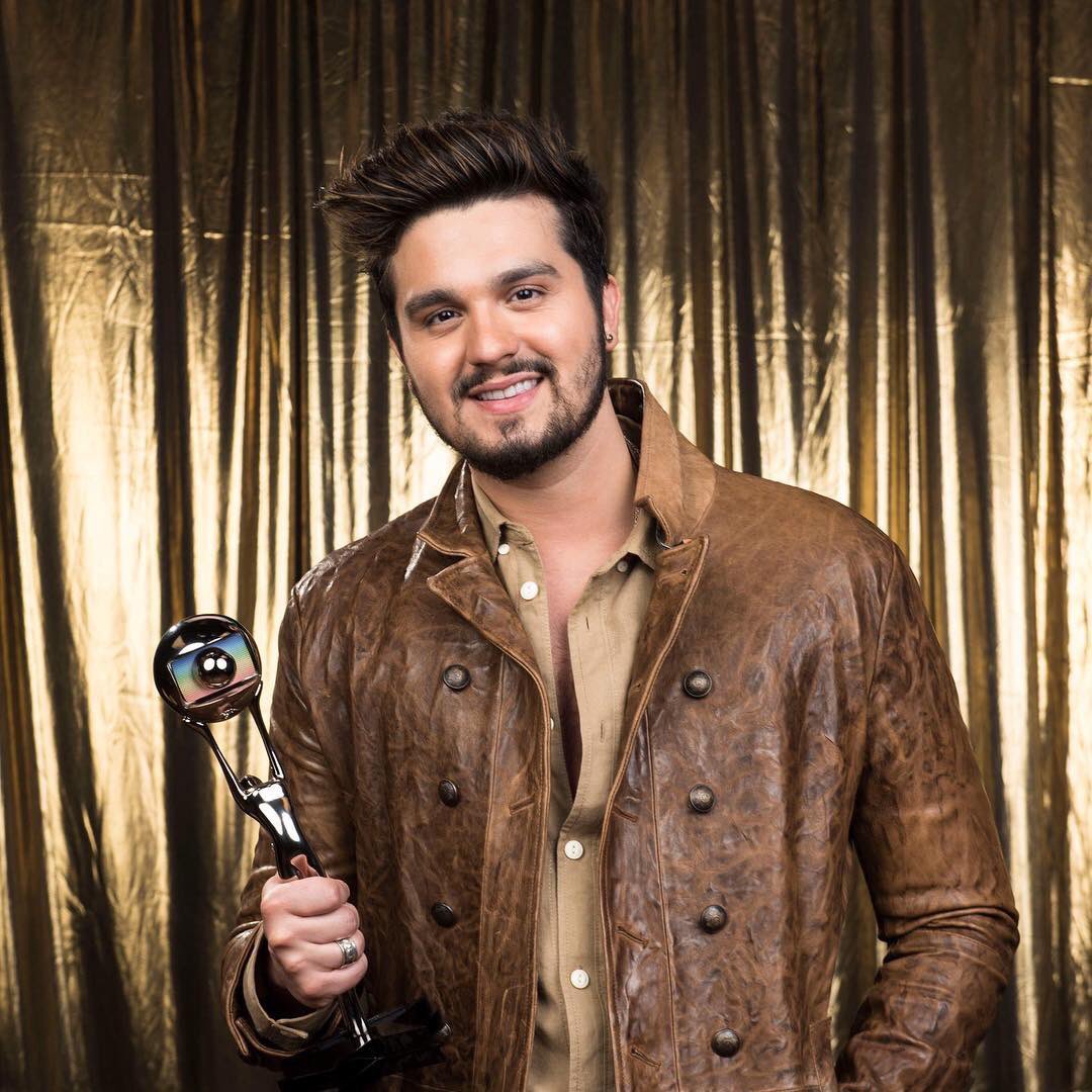 ikeepluan's tweet photo. Uma semana que ele ganhou o prêmio do MDA e reizinho mermo https://t.co/86iDnHuZmy