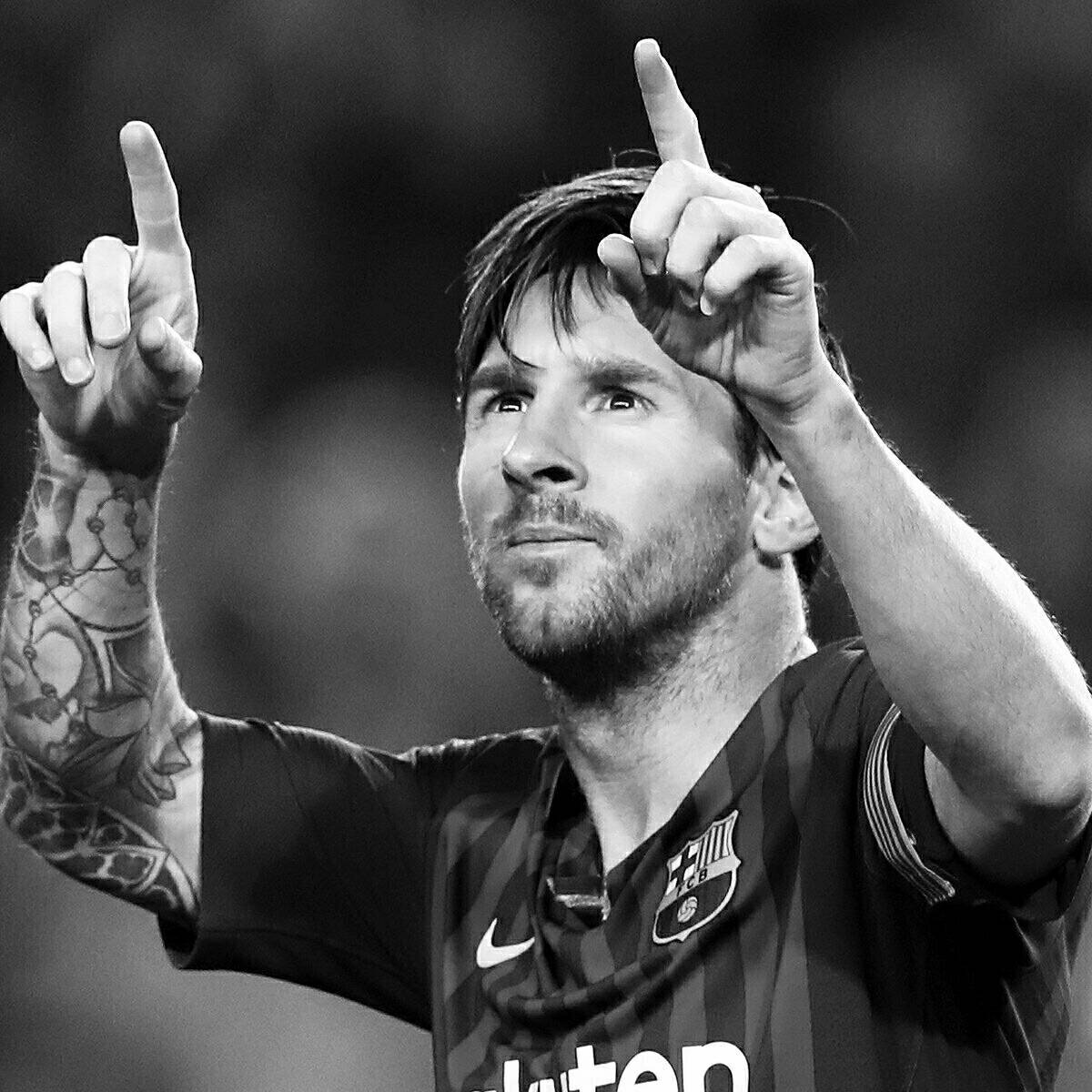 💙❤ Auteur de 14 buts et 10 passes décisives en @LaLiga cette saison, Leo #Messi est le premier joueur des 5 grands championnats européens à atteindre la dizaine dans les deux exercices à la fois 👑