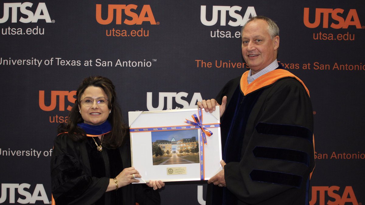 PresidentEighmy's tweet image. Big thank you again to Arcilia Acosta for being our distinguished speaker today. Ceremony two is about to begin! #UTSAGrad18