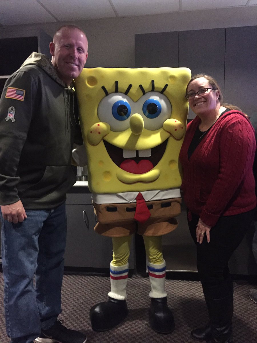 Tomminick's tweet photo. #royalspic hanging with Spongebob! https://t.co/t0dPiDxSWU