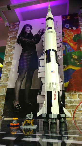 Buiding our shrine for pioneer women at #35c3 brought the dreadful tasks of assembling the Lego Saturn V. But self-secrificing we did what needed to be done :-D <a href="/ccc_goe/">CCC Göttingen</a> <a href="/HaecksenC/">Haecksen</a>