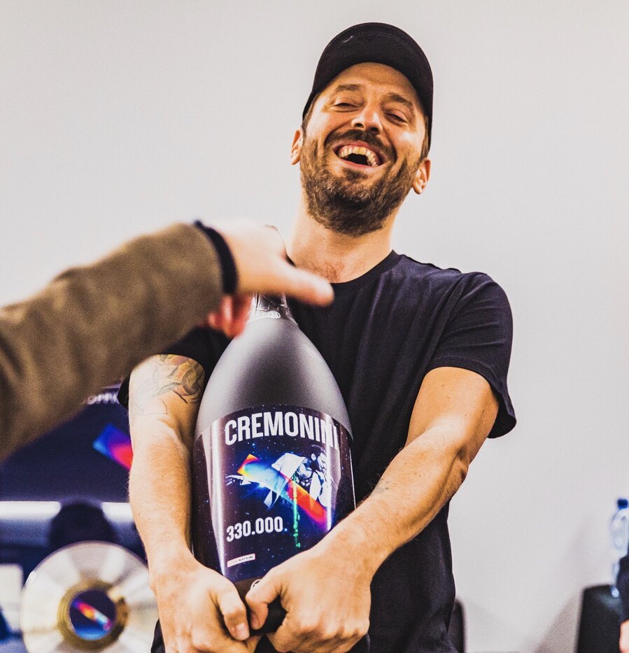 RadioItalia's tweet photo. Alla tua Cesare, è stato un tour indimenticabile! ❤️ @CremoniniCesare @LiveNationIT @umitalia @bortolinvini #CremoniniLIVE2018 #radioufficiale https://t.co/TBJXi9taVJ
