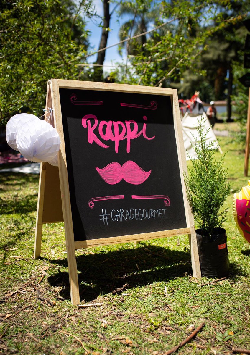 Estuvimos  presentes en <a href="/garage_gourmet/">Garage Gourmet</a>  y armamos este súper tasty 🍩🍭🍿stand para @rappiuruguay  #jardínbotánico #market #weekend