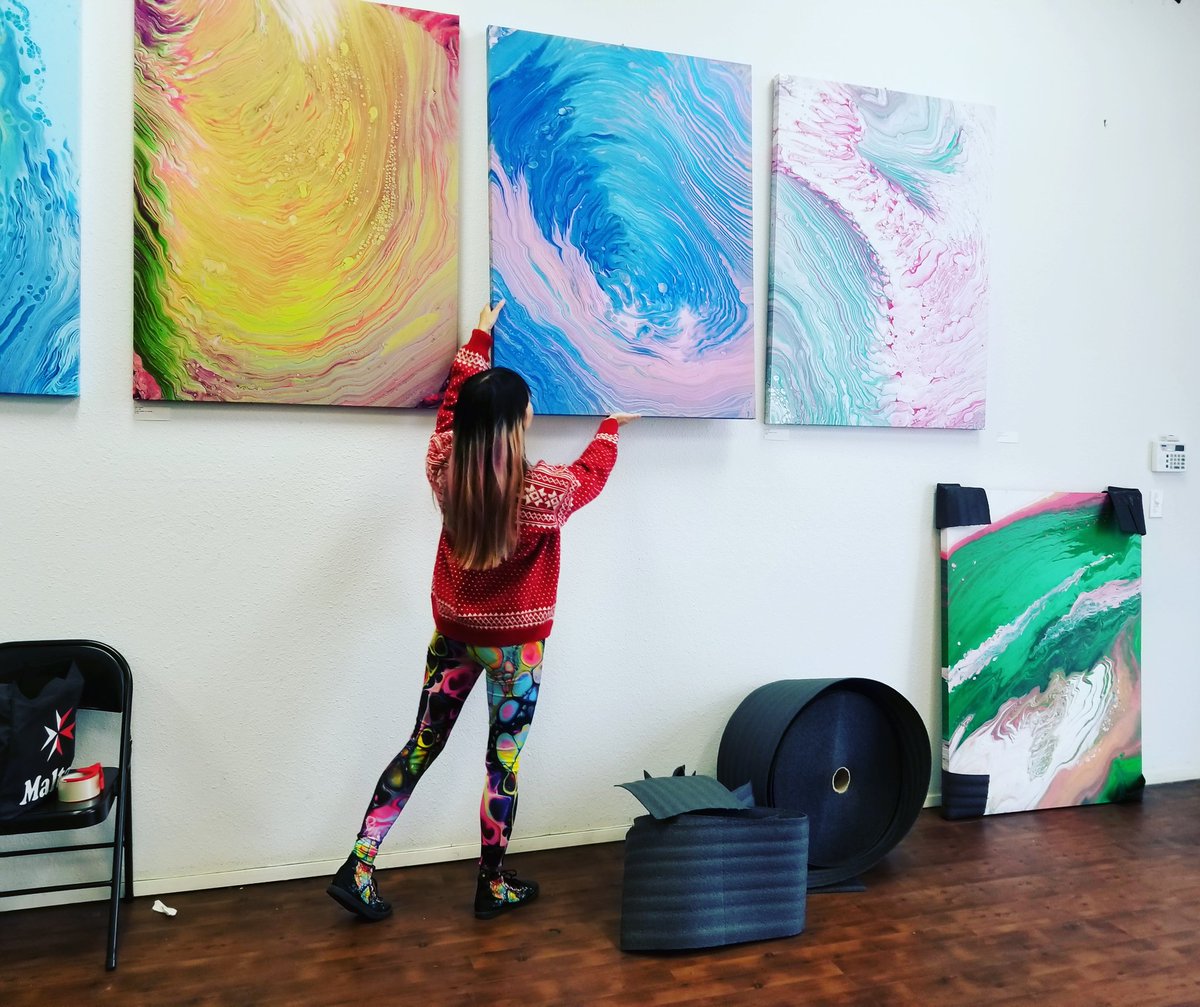 Just being super extra today with my matching house of juju leggings and high tops!
Thank again <a href="/zolarstudio/">ZolarStudio</a> for having me at your awesome spot! 💝 #art #artist #shoplocal #yogapants  #popart #emergingart #fluidart #fluidartwork #originalart #fineart #contemporaryart #extra