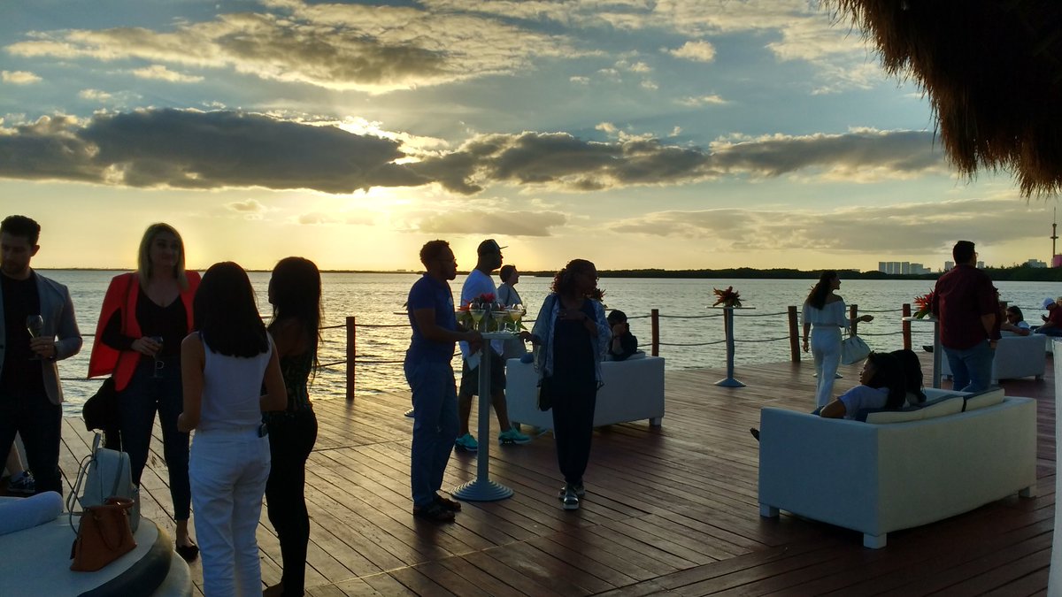 ¡Listos para el Sunset Boat Parade, vamonos! / Ready for the Sunset Boat Parade, let's go! #SunsetBP #Cancun #Christmas #Navidad 🎄🎅⛄