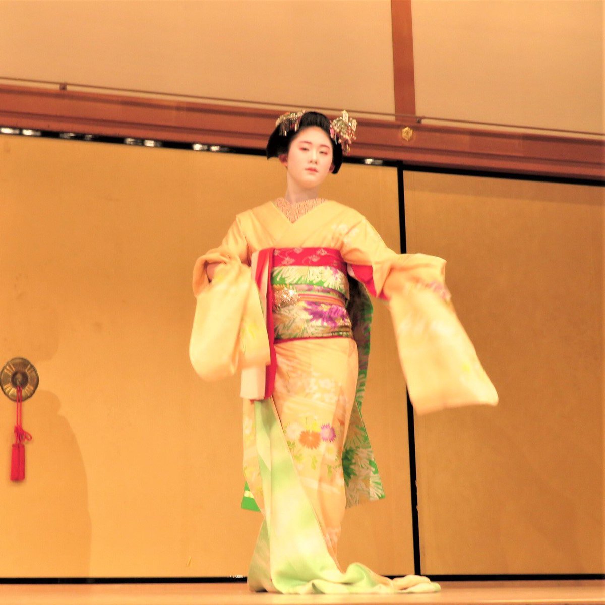 EnrichTourism's tweet photo. Look ! Kyomai’, traditional dancing art.
Beautiful and graceful ‘Geiko’ &amp; ‘Maijo’ perform this dancing art at gorgeous ‘Gion’ area in Kyoto.
https://t.co/cqPndc5Qg9
https://t.co/LbgyEWe6CQ https://t.co/vPi5KqLncR