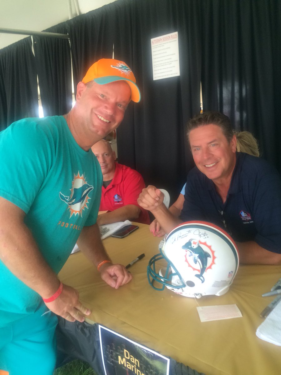memawnikki's tweet photo. Jimbo was in his glory 2x meeting his hero https://t.co/wkQy7M0Ekj