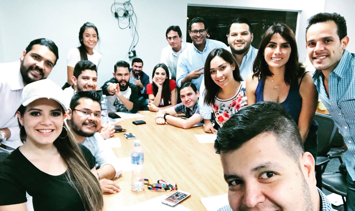 No me queda + q darle las GRACIAS A ELLOS,los q siempre dicen si a c/locura y entrega para llevar hasta sus pantallas todo lo q ven cada jornada. Es un orgullo trabajar con cada uno de ustedes.Y gracias a los q con sus criticas buenas ó malas nos obligan a crecer <a href="/TigoSports_SV/">Tigo Sports</a>