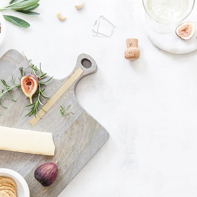 DeeKayEvents's tweet image. Fresh figs, rosemary and a cheeseboard. Fresh and festive. What are you serving for the holidays? I've been obsessed with @foodnetwork 's holiday baking contests. If I could serve cookies and dessert, I totally would! ift.tt/2rAXkx8