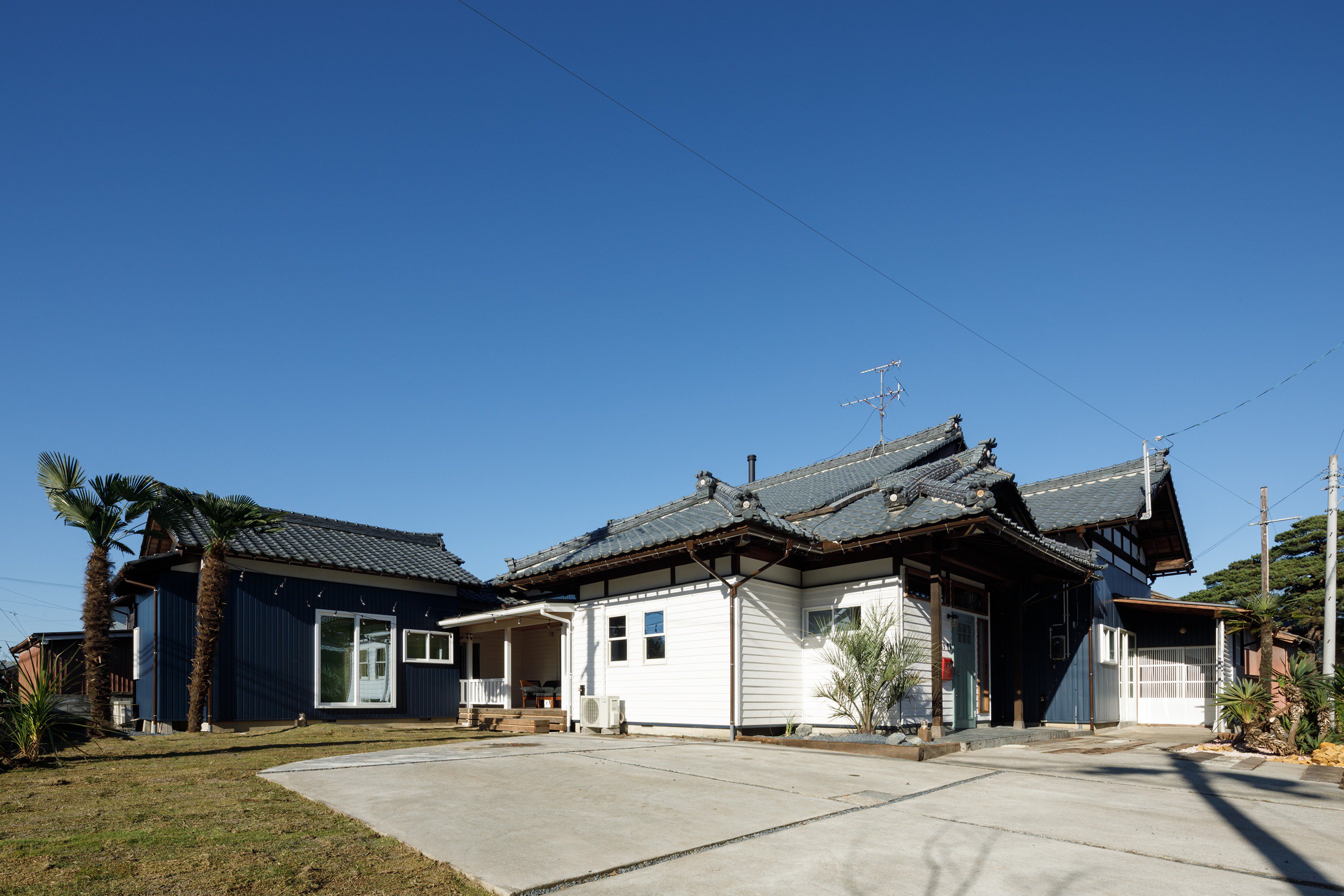 Dwarf 純和風住宅リノベーション 適度な違和感が気持ちいい リノベーション リフォーム 家づくり マイホーム カリフォルニアスタイル 西海岸スタイル サーファーズハウス 外観 庭 芝生 エクステリア ウッドデッキ ガルバリウム 中古住宅