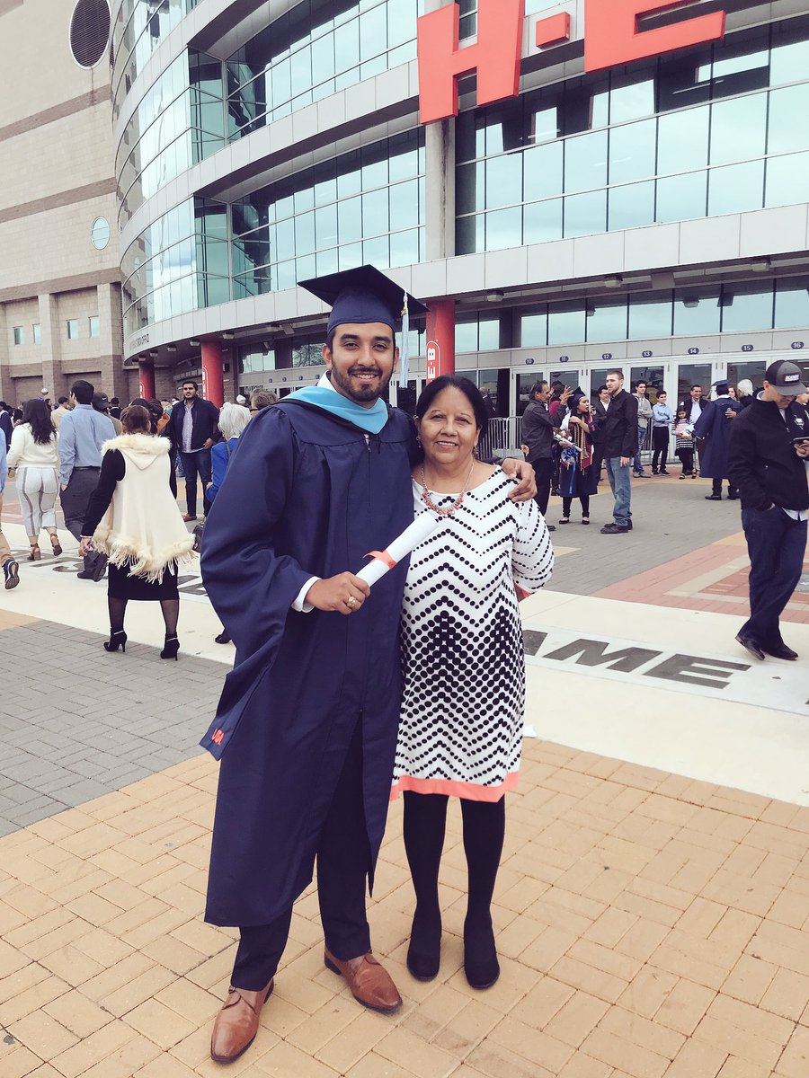 coach_villa11's tweet image. This ones for you Mom. 🤙🏾🎓 
#1Fan
#UTSAGRAD18