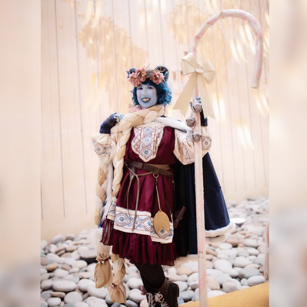 KinnVelier's tweet photo. Everything is better with glitter and bells!!!! I had so much fun with @EZombieArt ‘s designs of @LauraBaileyVO Jester! 📸 by Marc Overcash #criticalrole #criticalcosplay #jester #mightynein #criticalcostumes https://t.co/JaKqrM32df