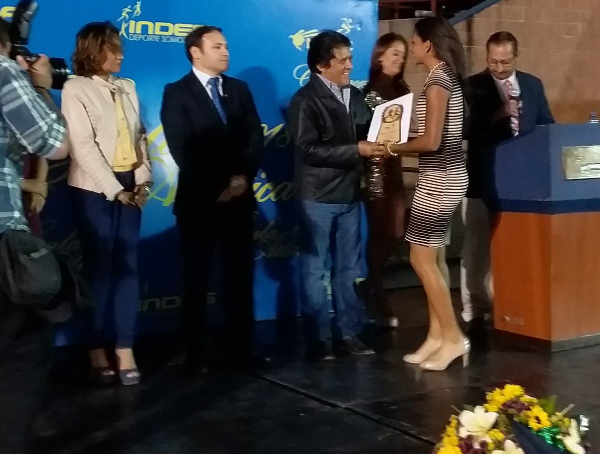 JoseLBarr43's tweet photo. Anoche se realizó la Gala atlética 2018. Rebeca Valerie Barrientos y sus compañeras de equipo recibieron certificado y trofeo por
#Record nacional impuesto este año en #Relevo4x100 con 49.8 seg.
#atletismo #trackandfield #SDG 👆🏾 #codicader2018 @indeselsalvador @FESAELSALVADOR https://t.co/upkFqxJqoO